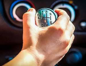 Почему на механике тяжело включается первая передача