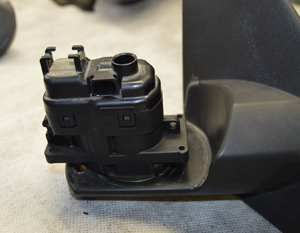 Как устроен механизм складывания зеркал и что чаще всего ломается