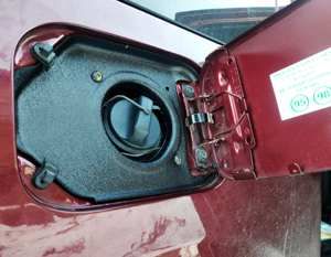 Откуда берётся запах бензина в салоне и как его устранить