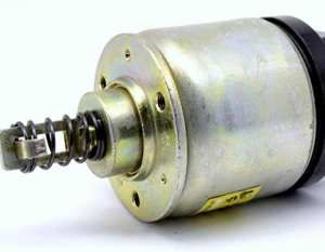 Как распознать неисправность втягивающего реле стартера по характеру щелчков