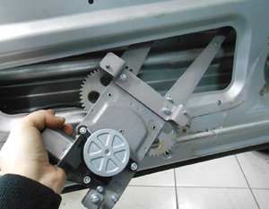 Обслуживание стеклоподъемников: чем смазать направляющие и как устранить залипание
