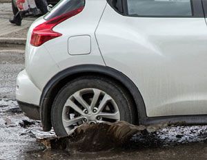 Осмотр автомобиля после попадания в глубокую яму или сильного удара колесом