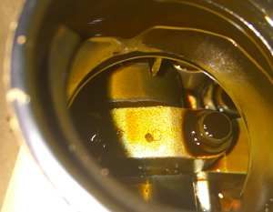 Запах бензина в масле: чем это грозит