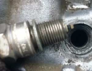 Как не сорвать резьбу свечи при замене