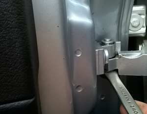 Дверь провисла: регулировка петель