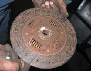 Какие привычки водителя ускоряют износ сцепления