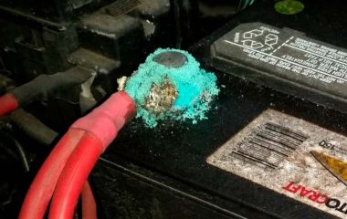 Основные причины окисления клемм аккумулятора и способы устранения проблемы