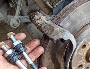 Обслуживание направляющих суппортов тормозов