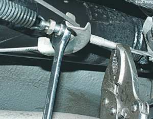 Регулировка ручного тормоза на авто с тросовым приводом: пошаговая инструкция