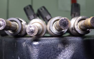 Как предупредить загрязнение свечей зажигания и топливных форсунок